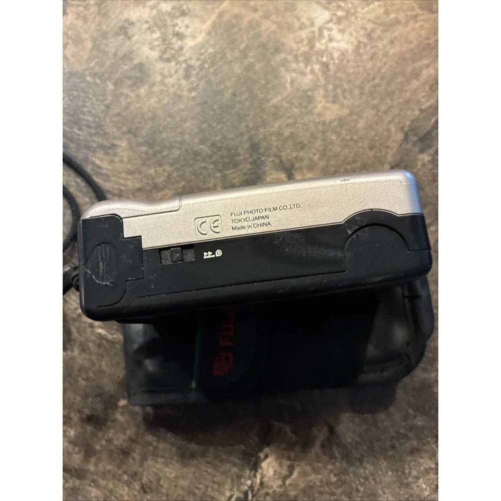 (E) FujiFilm Big View Finder Auto 10 35mm Film Point & Shoot Camera With Case